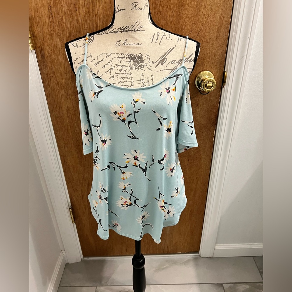 KAILEIGH
Valette Back Detail Cold Shoulder Knit Top